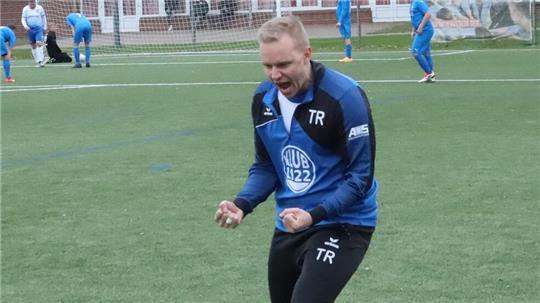 Hammah-Trainer Pascal Voigt freut sich über das 3:0. Am Ende wurde es noch eng und Voigt verletzte sich nach seiner Einwechslung an der Schulter.