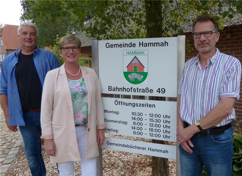Hammahs Bürgermeister Stefan Holst (links) mit den beiden neuen Mitarbeitern Petra Baukloh und Burkhard Frey. Foto Eidtmann