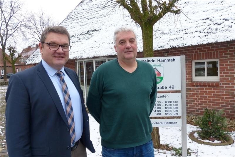 Hammahs Bürgermeister Stefan Holst (rechts) und Gemeindedirektor Holger Falcke müssen sich bei den Planungen für die Ortsmitte jetzt mit einem angekündigten Bürgerbegehren auseinandersetzen. Foto: Eidtmann