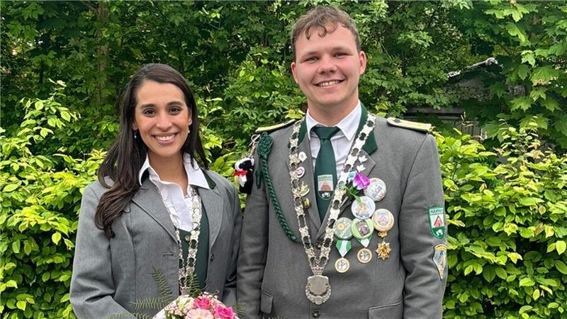 Jakob Peters mit erst 17 Jahren an der Spitze der Schützen in Hammah Hammahs Kaiserpaar Jerrica Berger und Liam Twele.