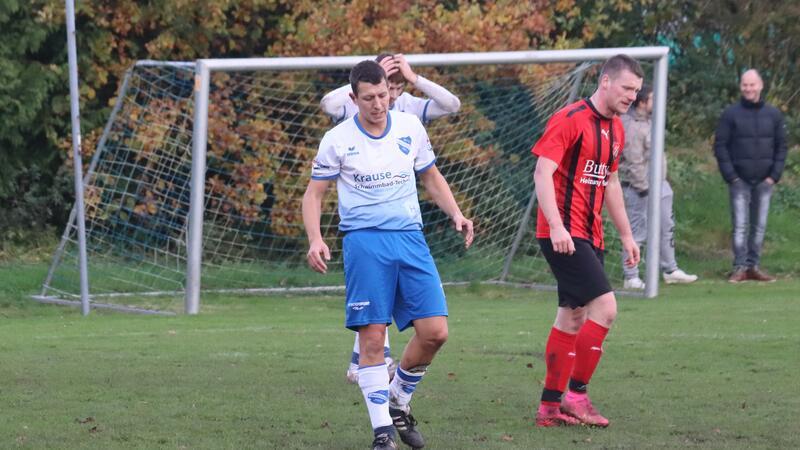 Herbstmeister in der Fußball-Kreisklasse steht fest Hammahs Oldie Timo Elfers hatte in der Nachspielzeit das 4:3 auf dem Fuß. Agathenburgs Markus Reiche (rechts) steht der Schrecken ins Gesicht geschrieben, Benedikt Funke dahinter kann es nicht fassen.