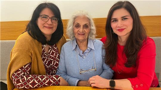 Hamta Kuhrazani, ihre Mutter Purandokht Mojarat und Bahareh Markert im Café Baham in Buxtehude.