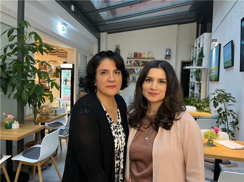 Hamta Kuhzarani und Bahareh Markert aus dem Iran betreiben das Museumscafé in Buxtehude. Foto: Richter