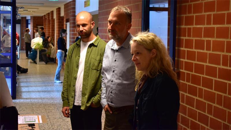 HanSEE-Projektleiter Johann Dralle (links), der Leiter der Stabsstelle Wirtschaftsförderung bei der Hansestadt Stade Matthias Bunzel sowie Kerstin Wehmeier von der Wirtschaftsförderung Landkreis Stade.