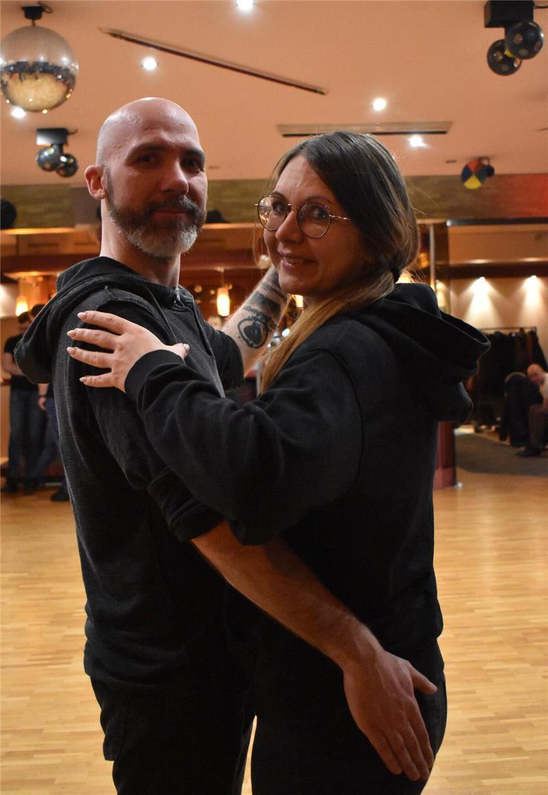 Kleiner Knigge: So machen Gäste der Stader Ballnacht eine gute Figur Hand am Po: Michelle Seefus und Joshua Frericks aus Oldendorf demonstrieren, was auf dem Parkett einer Ballnacht unpassend ist.