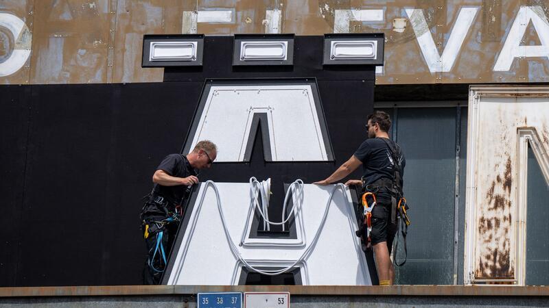 Berliner Band Die Ärzte macht alten Flughafen zu DÄmpelhof Hand anlegen an den Buchstaben