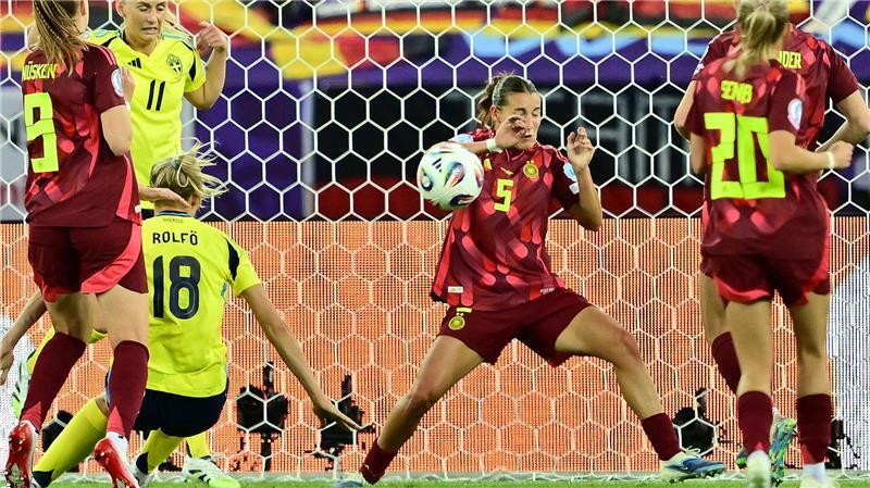 „Liegen am Boden“: DFB-Frauen von Schweden vorgeführt Hand auf der Linie - Carlotta Wamser sah dafür Rot.