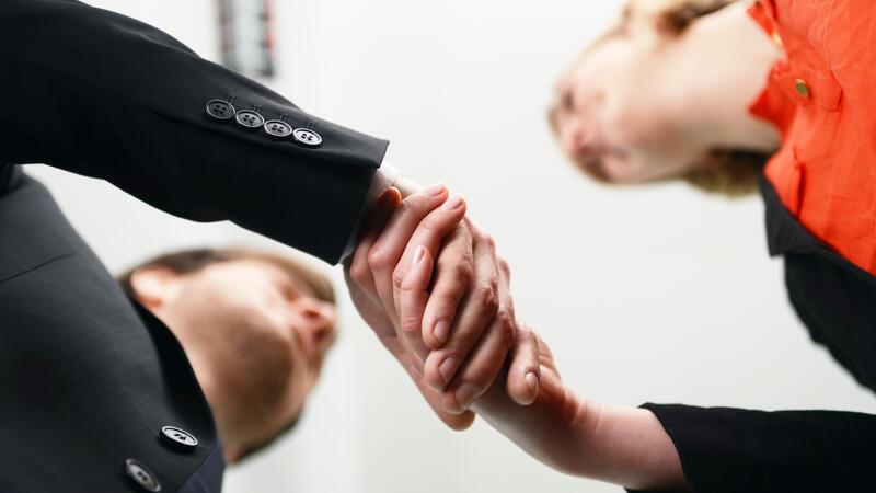 Hand drauf: Wer erfolgreich für eine Gehaltserhöhung gekämpft hat, kann stolz auf sich sein.