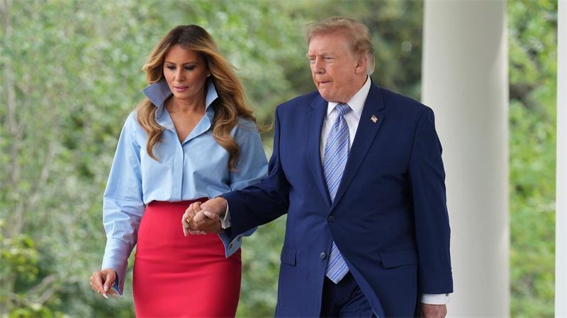 Hand in Hand gehen Donald und Melania Trump im Rosengarten des Weißen Hauses.