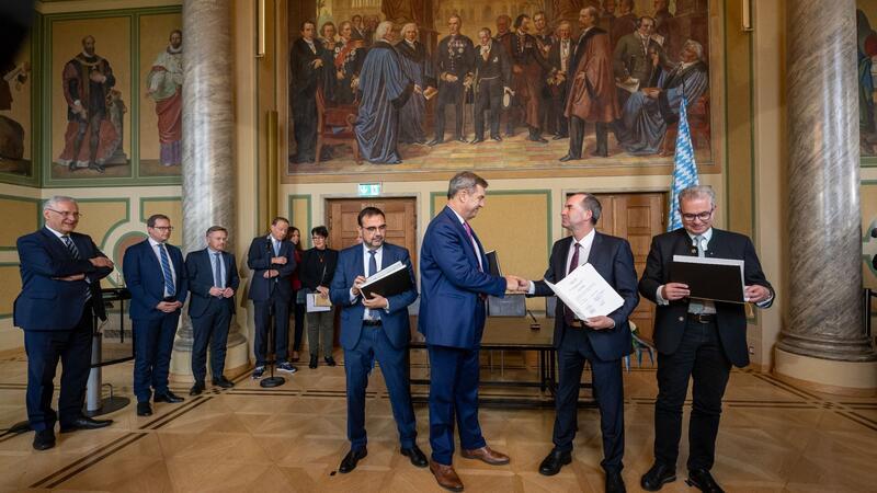 CSU und Freie Wähler unterzeichnen Koalitionsvertrag  Hand in Hand: Markus Söder und Hubert Aiwanger besiegeln ihre weitere Zusammenarbeit.
