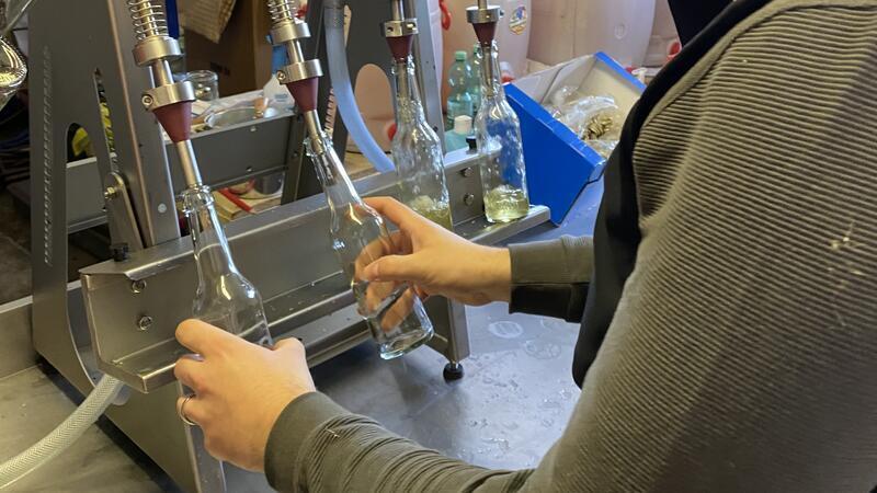 Handarbeit: Henri Müller bei der Abfüllung seines Ciders.