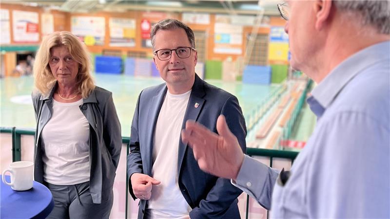Auf einen Kaffee mit dem Landrat: Neue Reihe feiert Premiere beim BSV Handball-Abteilungsleiter Peter Prior und Jugendtrainerin Claudia Müsing im Gespräch mit Landrat Kai Seefried über das Ehrenamt beim BSV.
