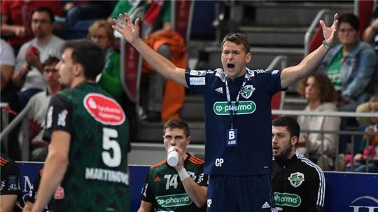 Handball: Bundesliga, TSV Hannover-Burgdorf. Trainer Christian Prokop gestikuliert.