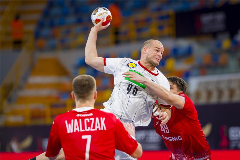 Handball-Nationalspieler Paul Drux (M.) darf sich 2024 auf eine Heim-EM freuen. Foto: dpa-Bildfunk
