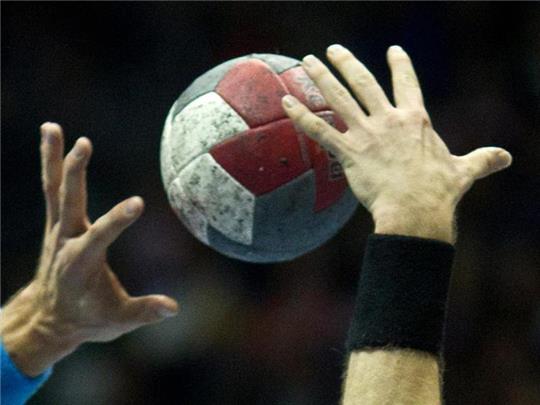 Handball-Spieler in Aktion. Foto: Jens Wolf/dpa-Zentralbild/dpa/Symbolbild