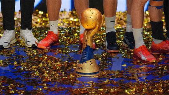 Handball: WM, Kroatien - Dänemark, Finalrunde, Finale, Unity Arena, der goldene Pokal steht nach der Übergabe auf dem Boden der Arena vor den Beinen der dänischen Spieler. (zu dpa: «Handballer bei Heim-WM gegen Serbien, Tunesien und Uruguay»)