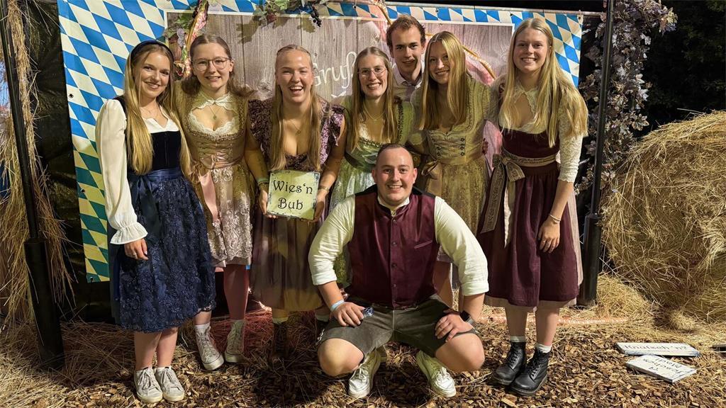 Handballer vom HSG Stade/Fredenbeck in Feierlaune: Lisa, Julien, Charlotte, Anna...