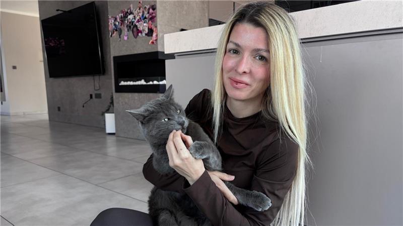 Hande de Palma mit ihrem Kater Gaius. Auch ihn hat sie von einem Leben auf den Straßen Izmirs gerettet.