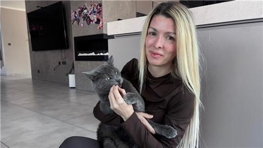 Hande de Palma mit ihrem Kater Gaius. Auch ihn hat sie von einem Leben auf den Straßen Izmirs gerettet.