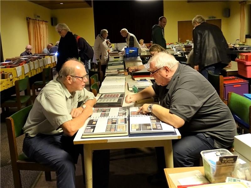 Harsefelder Sammler mit Marken-Bewusstsein veranstalten Börse Handeln und Lücken füllen: Zwei Männer fachsimpeln bei einer Briefmarkenbörse in Horneburg. Foto: Archiv/Lepél