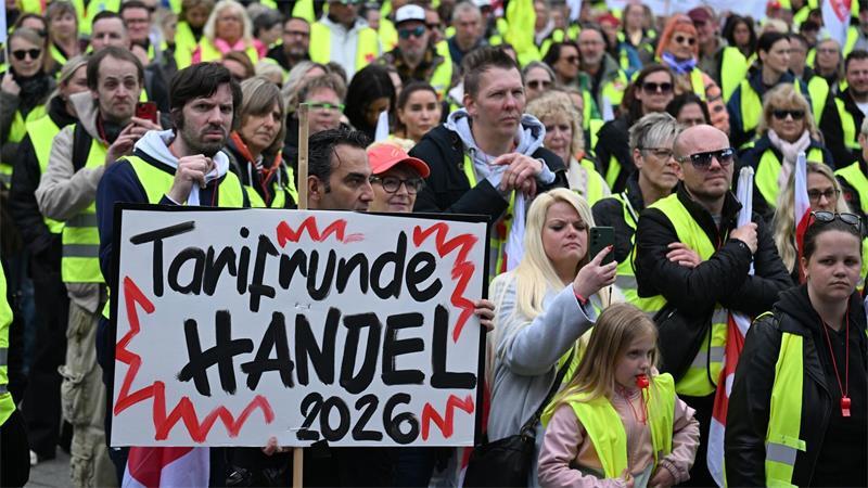 Handelsbeschäftigte streikten in den vergangenen Wochen mehrfach für höhere Löhne. (Archivbild)