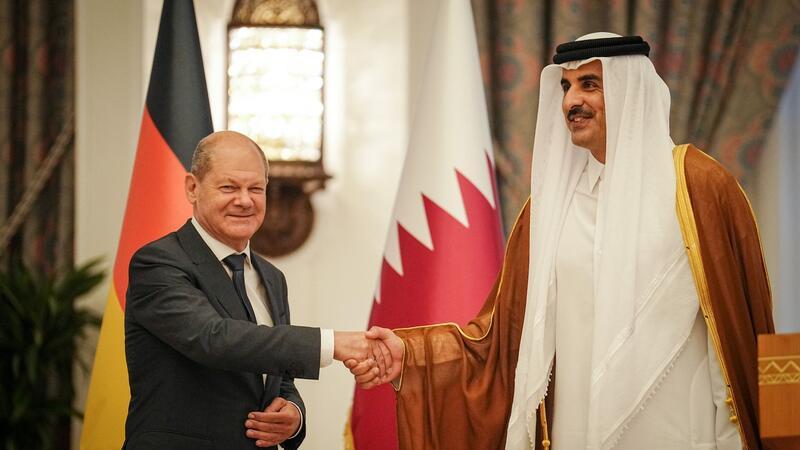 Handelspartner: Bundeskanzler Olaf Scholz und der Emir von Katar im September 2022 in Doha.