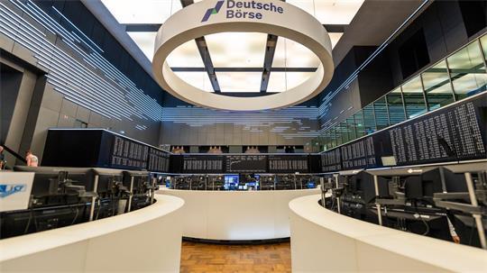 Handelsraum der Deutschen Börse in Frankfurt: Der Dax erreicht ein Rekordhoch (Archivbild)
