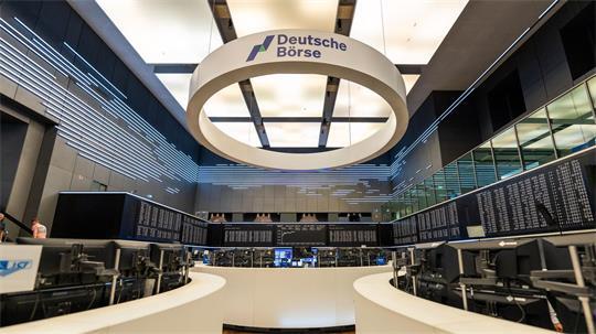 Handelsraum der Deutschen Börse in Frankfurt: Der Konzern bietet Kunden nun den Handel von Dax-Aktien rund um die Uhr. (Archivbild)