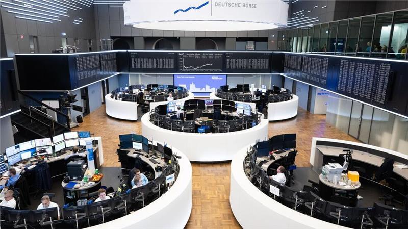 Rüstungs- und Autowerte treiben Dax über 23.000 Punkte Handelssaal der Deutschen Börse