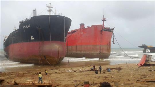 Handelsschiffe wurden an der Küste vor Gadani in Pakistan auf Grund gesetzt, damit sie abgewrackt werden können. (Archivbild) 
