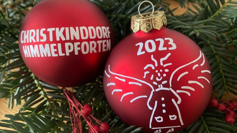 Handgefertigte Weihnachtskugeln werden auf dem Himmelpfortener Christkindmarkt verkauft.