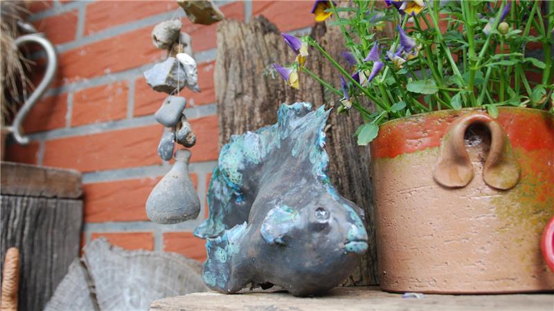 Raus aus dem Alltagstrott: Gemeinsames Töpfern als Therapie Handgetertigte Kermik für Haus und Terrasse.