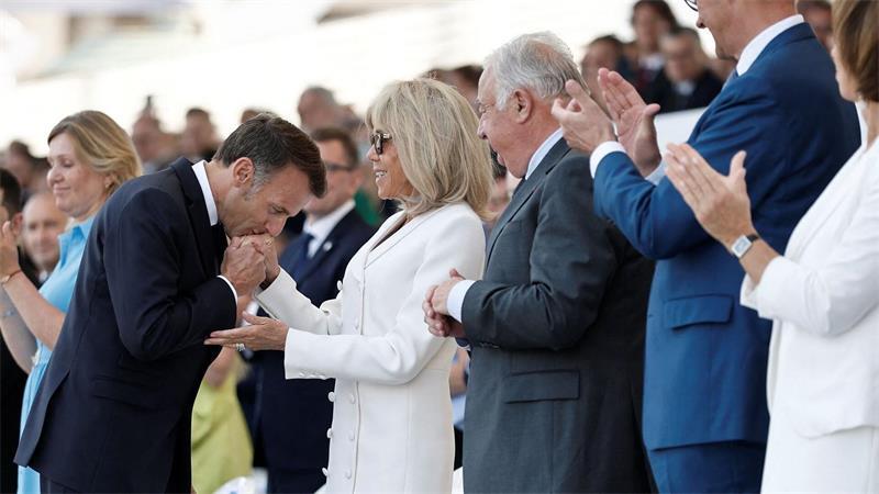 Handküsschen für Frau Macron