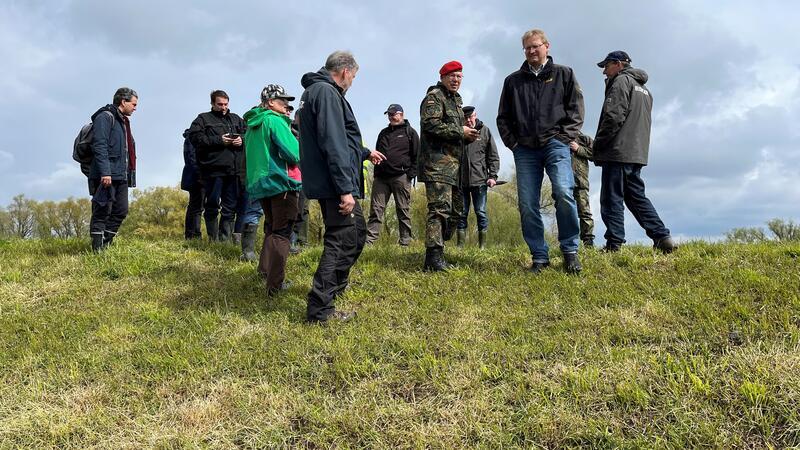 Deichschau im Alten Land: Wolfspolitik und Öko-Ausgleich sorgen für Frust Handlungsbedarf: Bei Neuenschleuse haben die Deichgeschworenen auf dem Weg zur Deichschäferei in Borstel ein Absackung von einem halben Meter entdeckt.