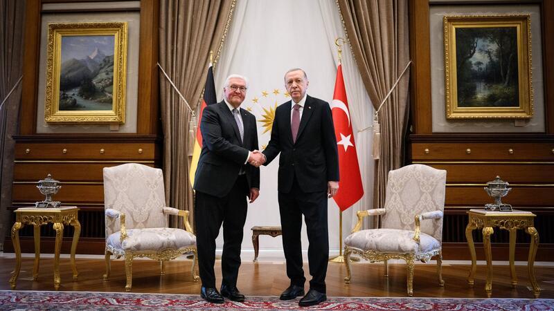 Steinmeier und Erdogan bleiben in Nahost-Frage uneins Handschlag in Ankara: Bundespräsident Frank-Walter Steinmeier (l) und der türkische Präsident Recep Tayyip Erdogan.