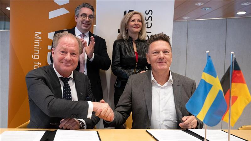 Handschlag in Berlin: Viscaria-Chef Olsson (l) und Aurubis-Produktionsvorstand Kurth. Der schwedische Kupferminenkonzern liefert den Rohstoff künftig an den deutschen Produzenten. 