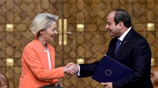 Handschlag in Kairo: EU-Kommissionspräsidentin Ursula von der Leyen und der ägyptische Präsident Abdel Fattah al-Sisi besiegeln eine neue „umfassende und strategische Partnerschaft“.