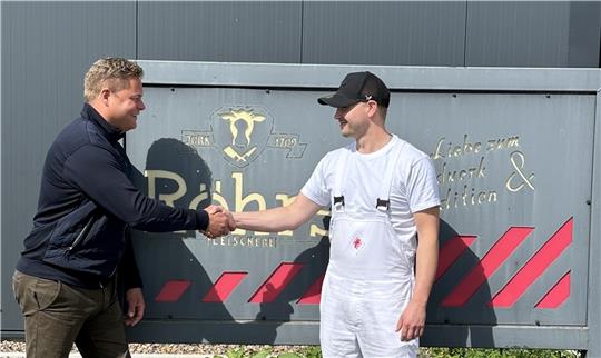 Handschlag von Lars Brunk und Daniel Röhrs vor dem Schlachthaus.