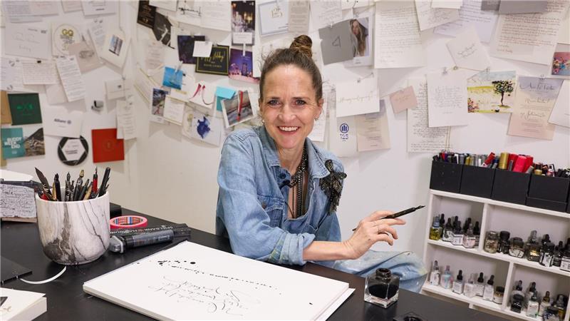 Handschmerzen kennt die Performance-Künstlerin nicht, sagt sie. Wenn sie einmal loslege, sei sie einfach im Flow.