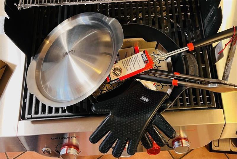 Last-Minute-Geschenke: Tipps für jeden Geldbeutel aus dem Landkreis Stade Handschuhe, Rost-Bürste, Zange und der gusseiserne Wok: Wer einen Grillfan beschenken und keinen vierstelligen Betrag für einen Grill mit allen Schikanen ausgeben will, kann sich auf nützliches Zubehör beschränken.