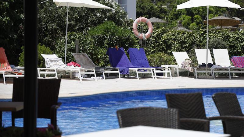 Handtücher liegen auf Sonnenliegen an einem Pool. Zum Reservieren gab es jetzt ein Gerichtsurteil.