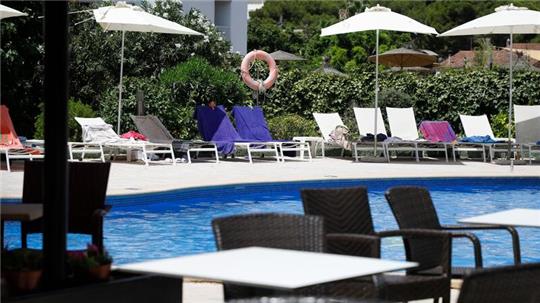 Handtücher liegen auf Sonnenliegen an einem Pool auf Mallorca. (Symbolbild)