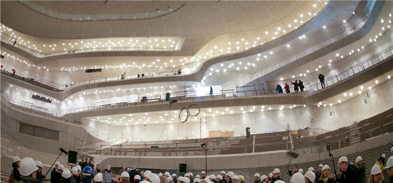 Das ist die Elbphilharmonie von innen Handwerker arbeiten noch im großen Saal der Elbphilharmonie , während die Teilnehmer einer Pressekonferenz über den aktuellen Stand der Bauarbeiten informiert werden. Foto Heimken/dpa