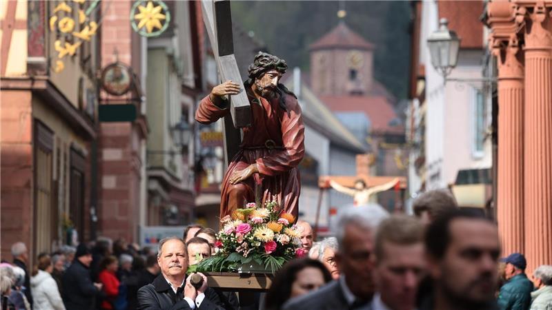 Handwerkszünfte tragen Passionsfiguren in Karfreitagsprozession durch Lohr am Main