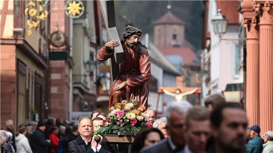 Handwerkszünfte tragen Passionsfiguren in Karfreitagsprozession durch Lohr am Main