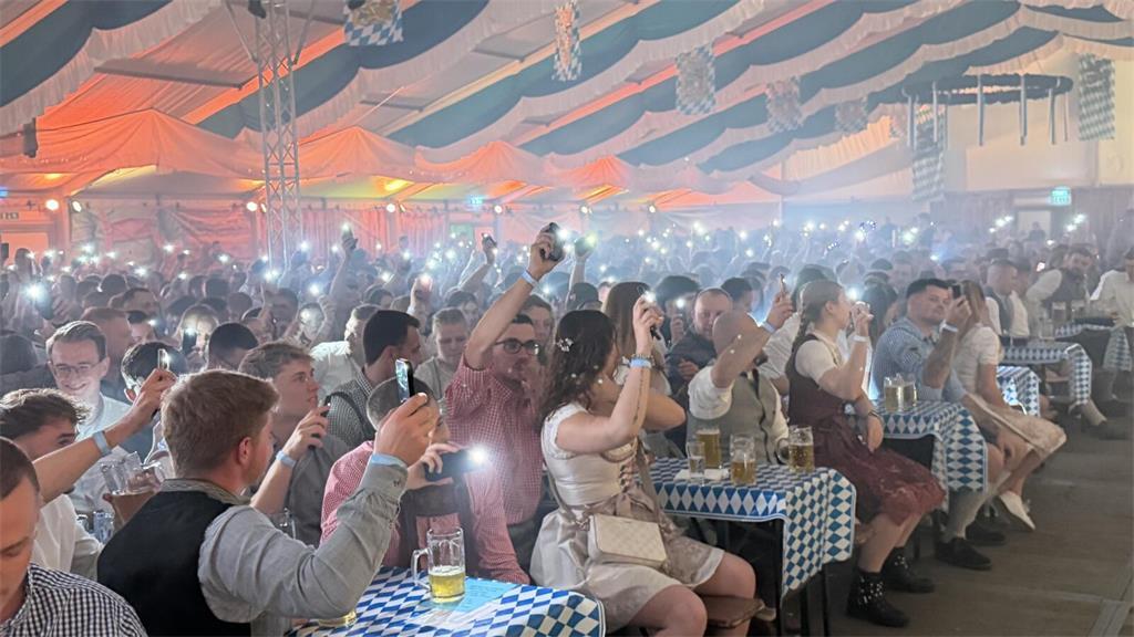 Handylampen-Stimmung im Festsaal mit rund 1600 Besuchern.