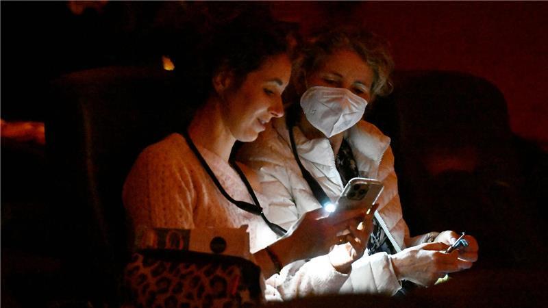 Handylicht, Stirnlampe oder Leselämpchen kommen zum Einsatz.   