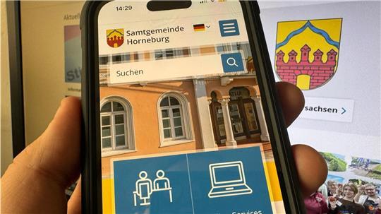Handynutzer sollen sich durch Themenkacheln und eine optimierte Suchfunktion besser auf der neuen Homepage zurechtfinden.