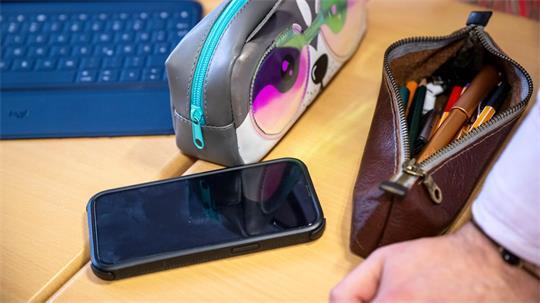 Handys in der Schule sind seit Jahren umstritten – wird der Umgang damit bald neu geregelt? (Symbolbild)