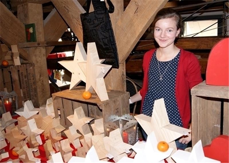 Hanna Loudovici verkauft ihre Weihnachtssterne aus Holz . Foto Hamann